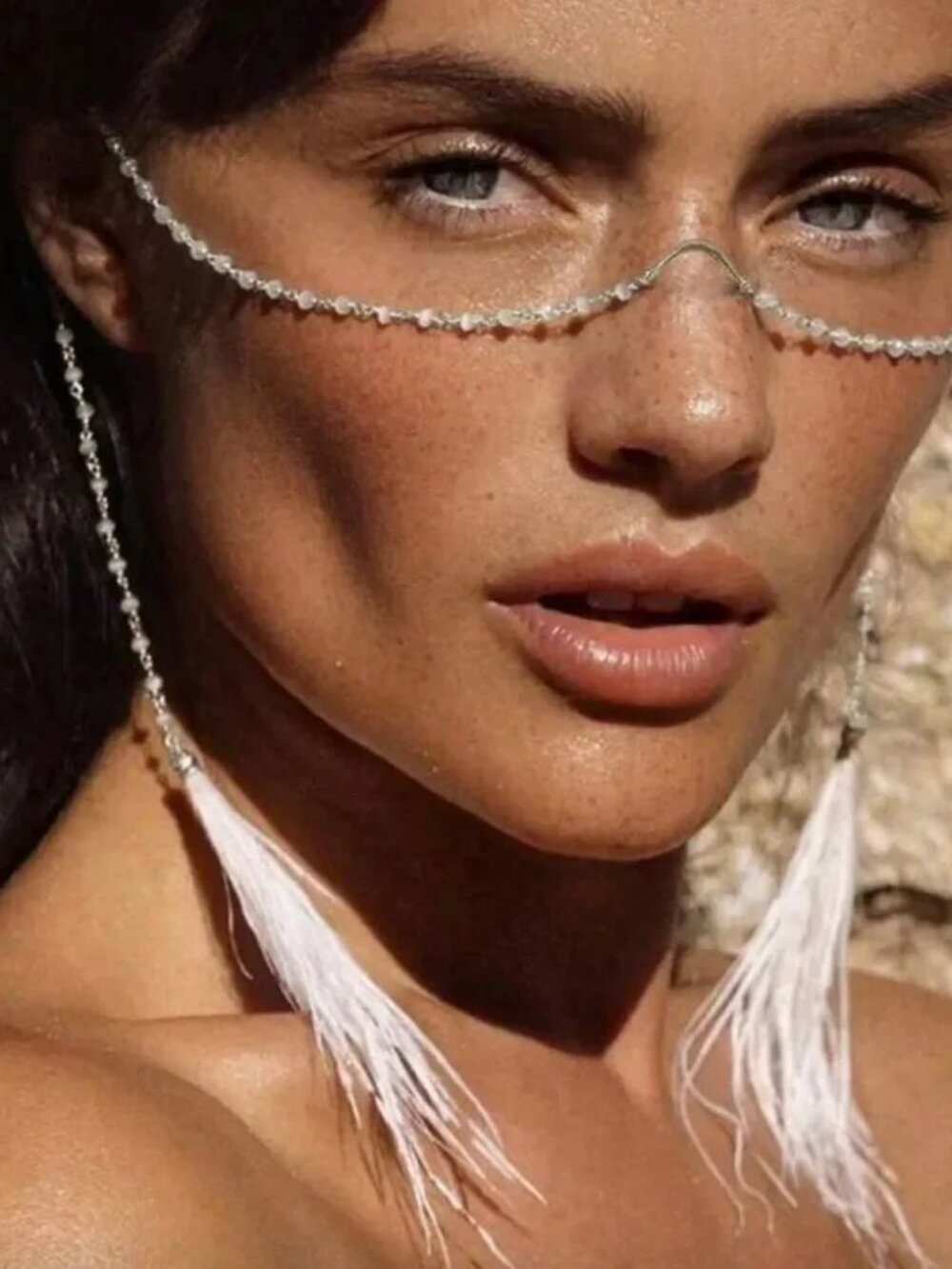 Elegant White Feather Chain Accessory R290